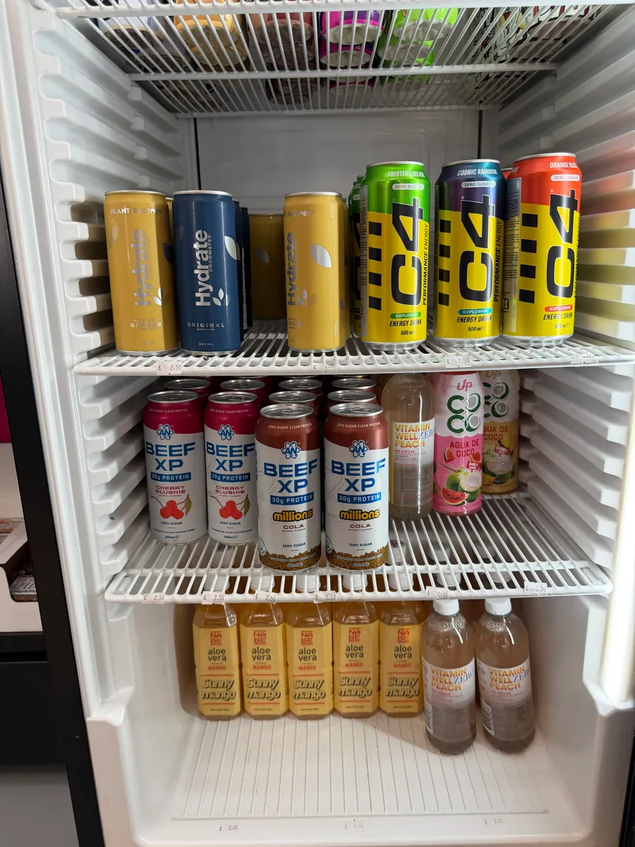 Nevera con bebidas proteicas y energéticas