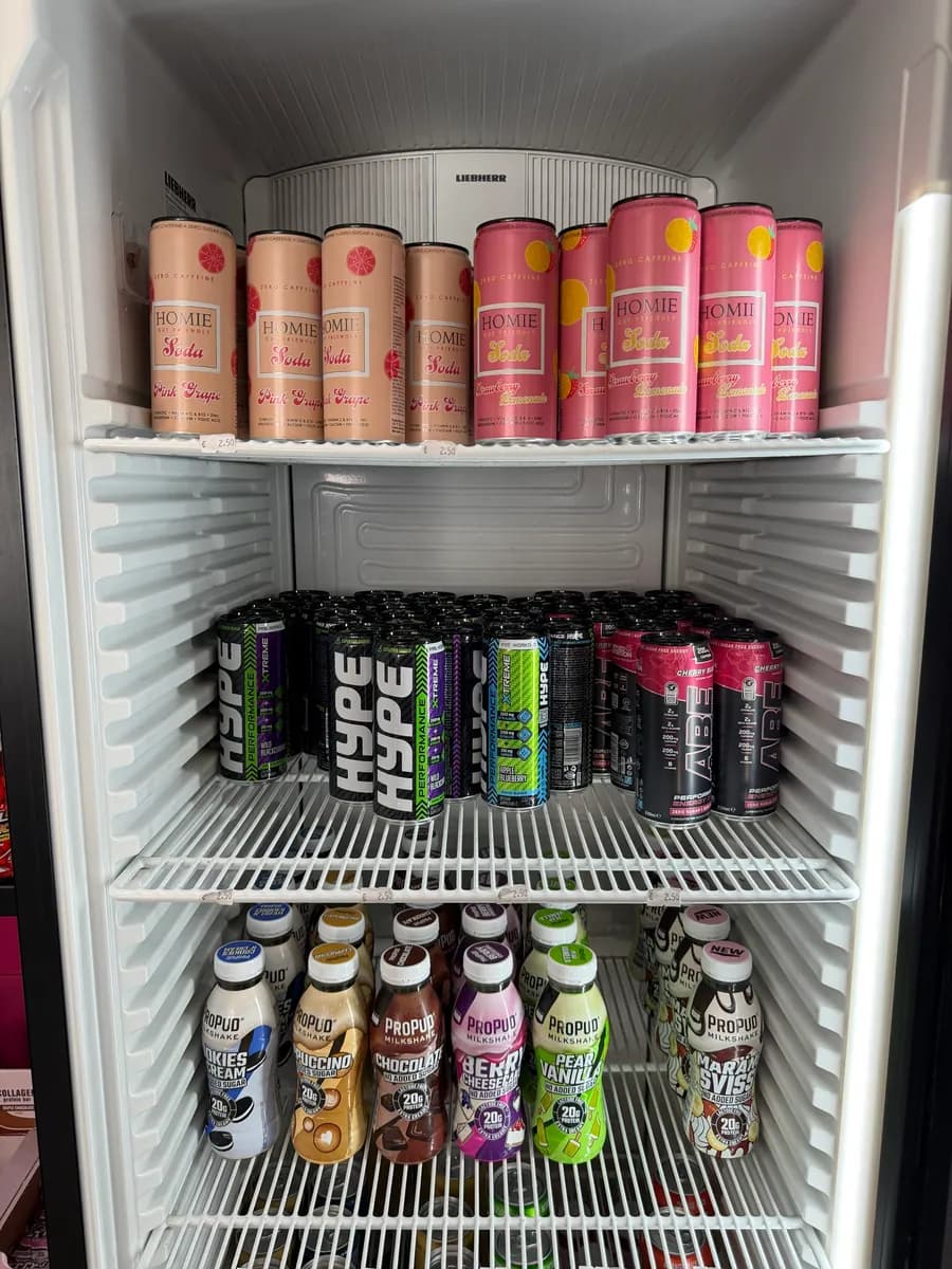Nevera con batidos proteicos ProPud y bebidas