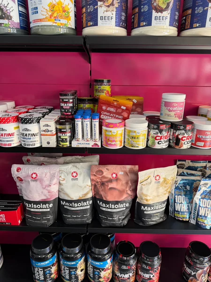 Estantería de creatinas y proteínas en la tienda de Garrido Nutrición
